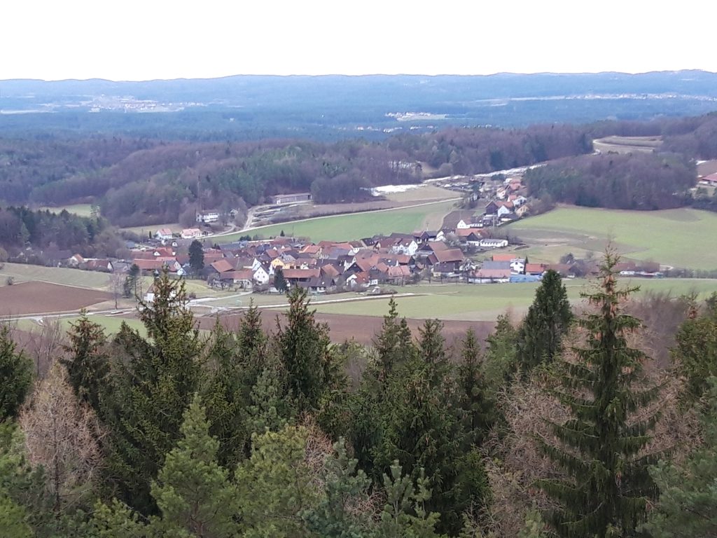 Aussichtpunkte auf der Strecke bieten schöne Blicke wie hier über Körbeldorf und die Fränkische Schweiz