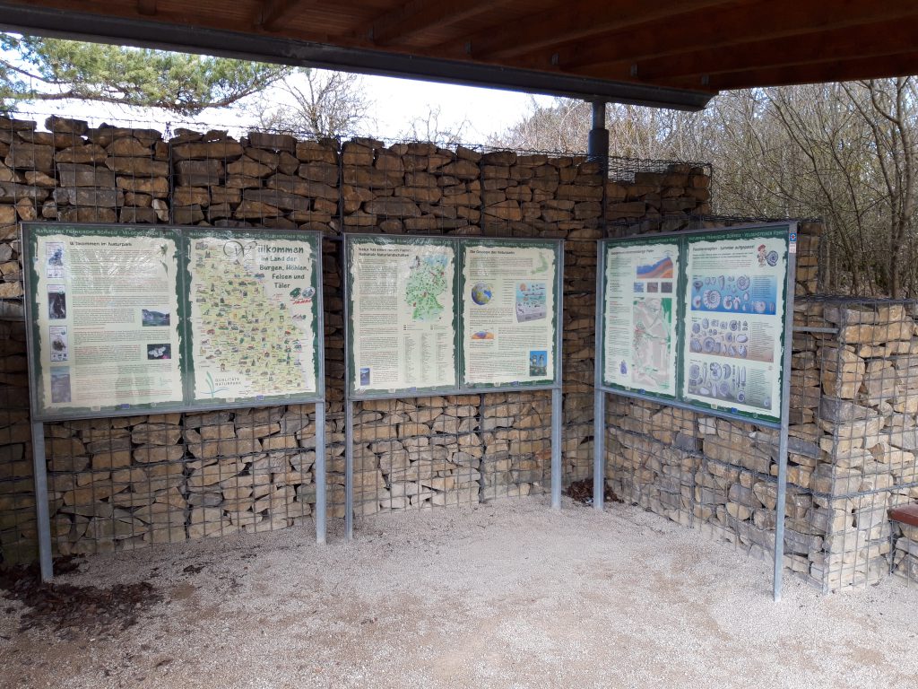 Tafeln auf der Hohenmirsberger Platte informieren über Aussichtspunkte und die geologischen Besonderheiten