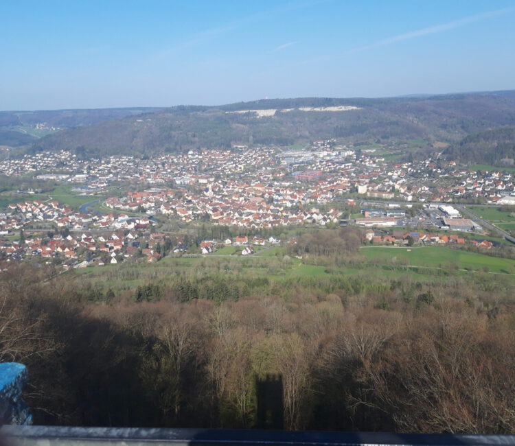 Ebermannstadt mit der Burg Feuerstein oben auf der Höhe