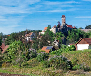 Blick auf Neuhaus mit der Burg Veldenstein